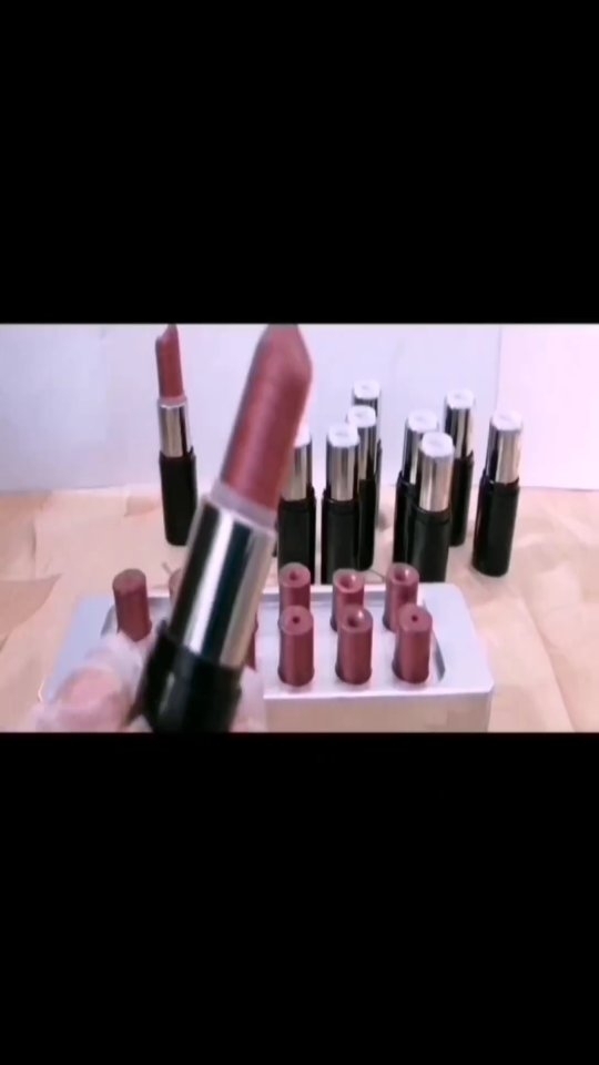 رژلب طبیعی حاوی روغن های طبیعی نارگیل بادام شیرین موم